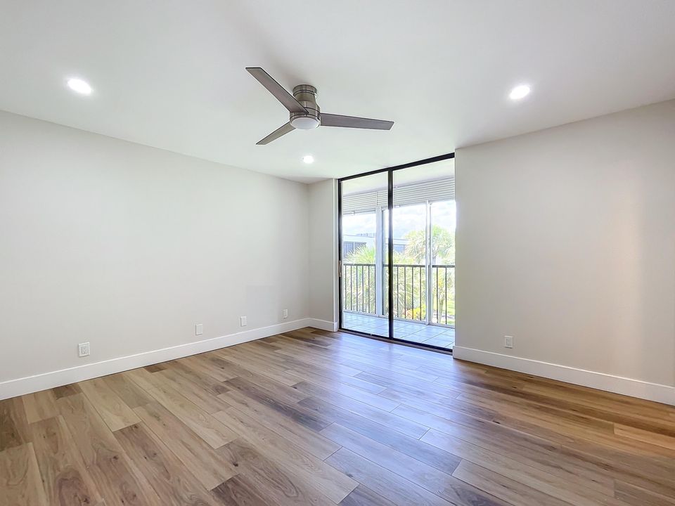 Active With Contract: $279,900 (2 beds, 2 baths, 930 Square Feet)