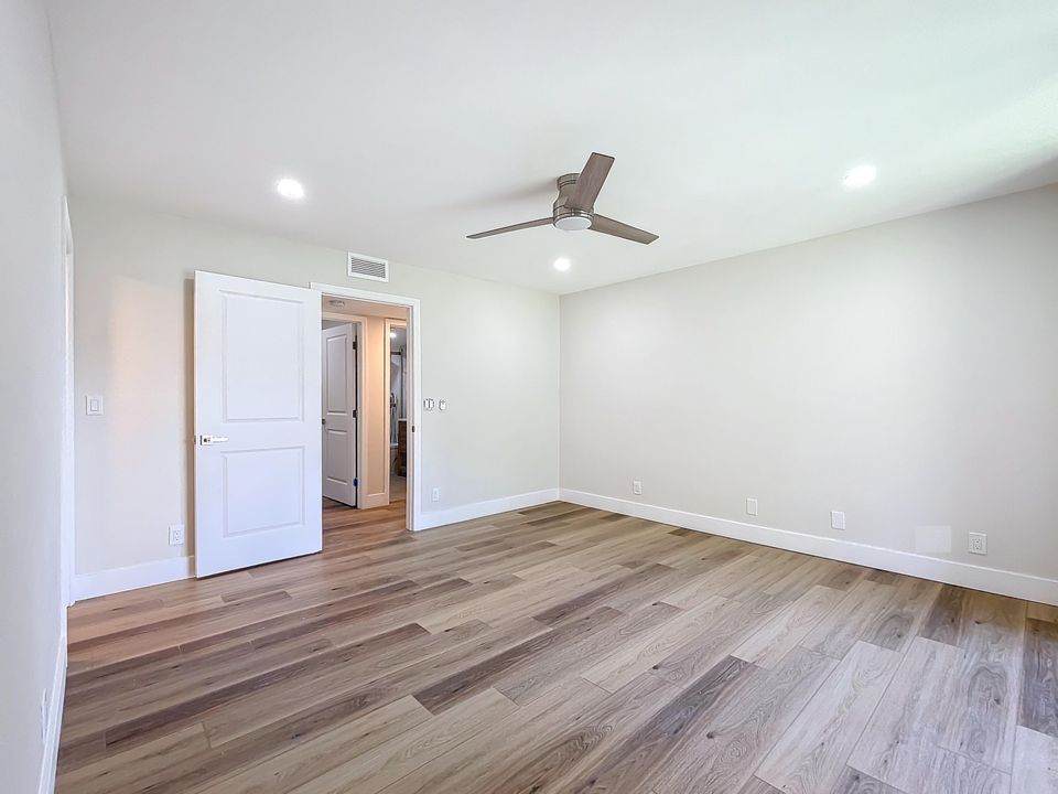 Active With Contract: $279,900 (2 beds, 2 baths, 930 Square Feet)