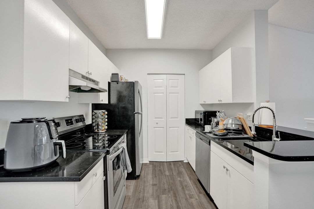 For Sale: $235,000 (1 beds, 1 baths, 781 Square Feet)