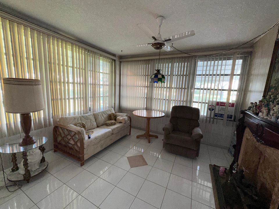 For Sale: $195,000 (2 beds, 2 baths, 1300 Square Feet)