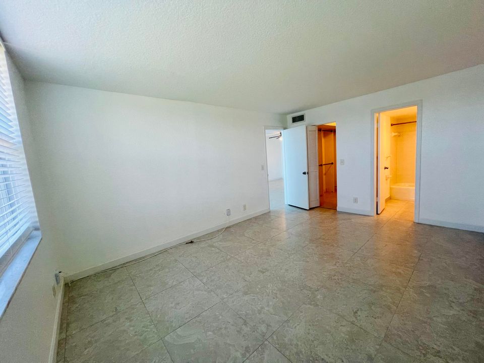 Active With Contract: $2,100 (2 beds, 2 baths, 963 Square Feet)