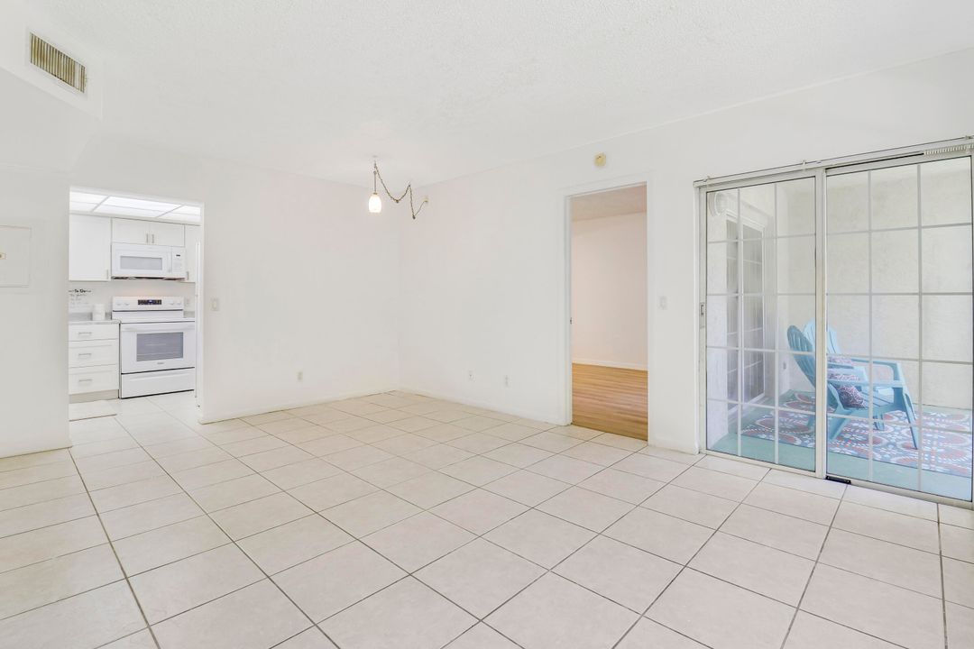 For Sale: $219,900 (2 beds, 2 baths, 874 Square Feet)