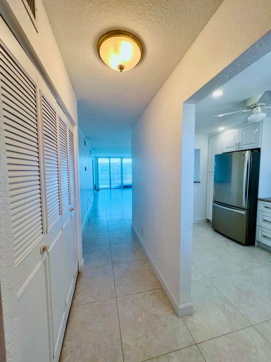 Active With Contract: $2,100 (2 beds, 2 baths, 963 Square Feet)