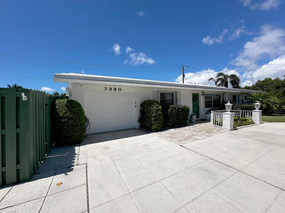 Active With Contract: $725,000 (3 beds, 3 baths, 1670 Square Feet)