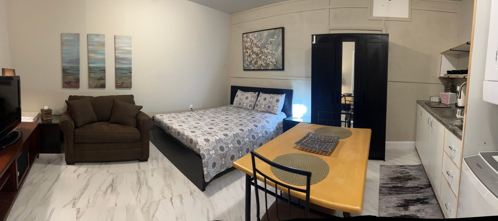 Active With Contract: $1,300 (1 beds, 1 baths, 2105 Square Feet)