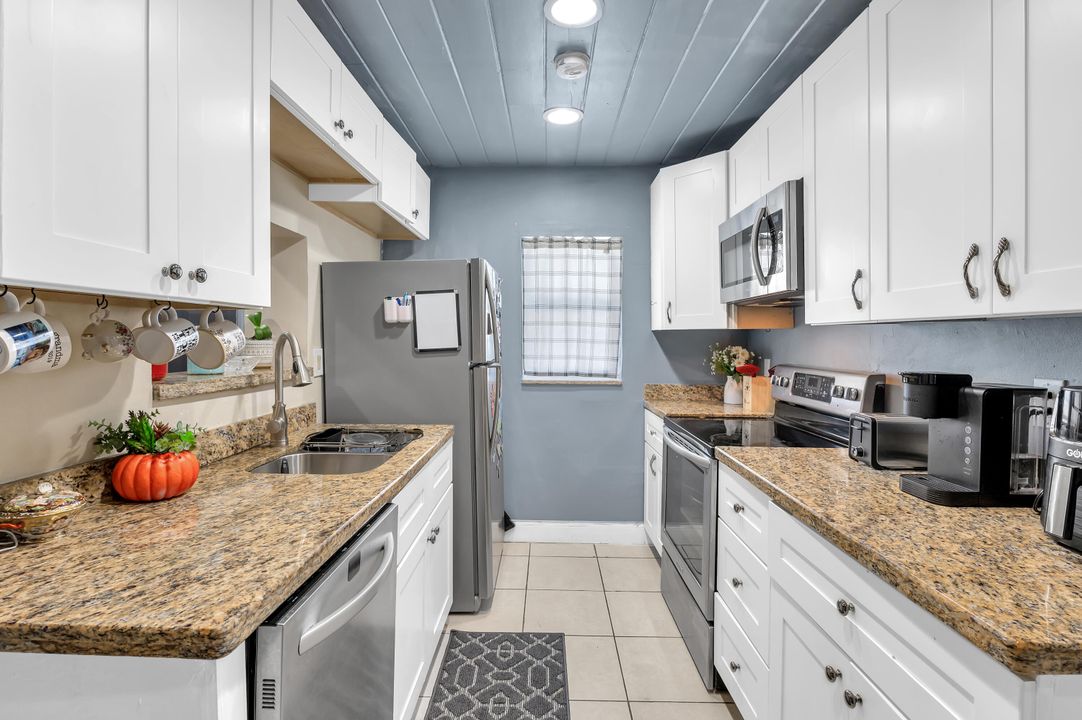 For Sale: $450,000 (3 beds, 2 baths, 1031 Square Feet)