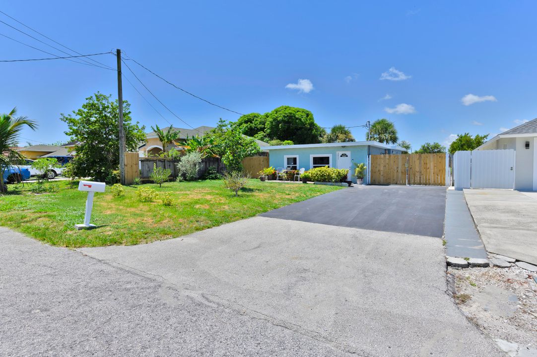 For Sale: $450,000 (3 beds, 2 baths, 1031 Square Feet)