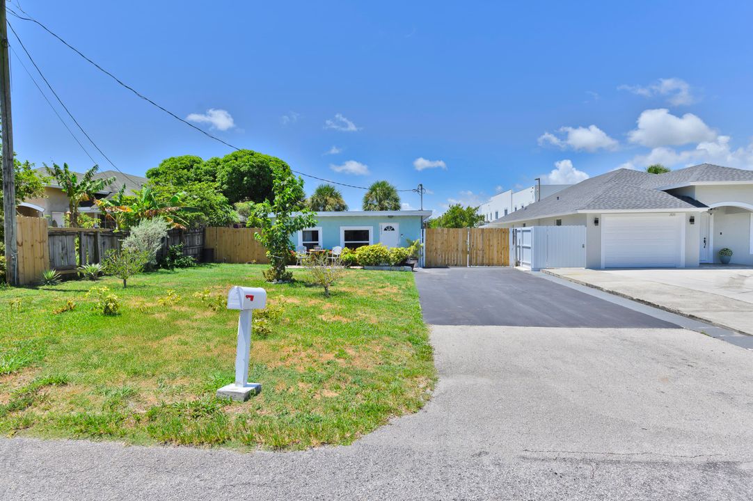 For Sale: $450,000 (3 beds, 2 baths, 1031 Square Feet)