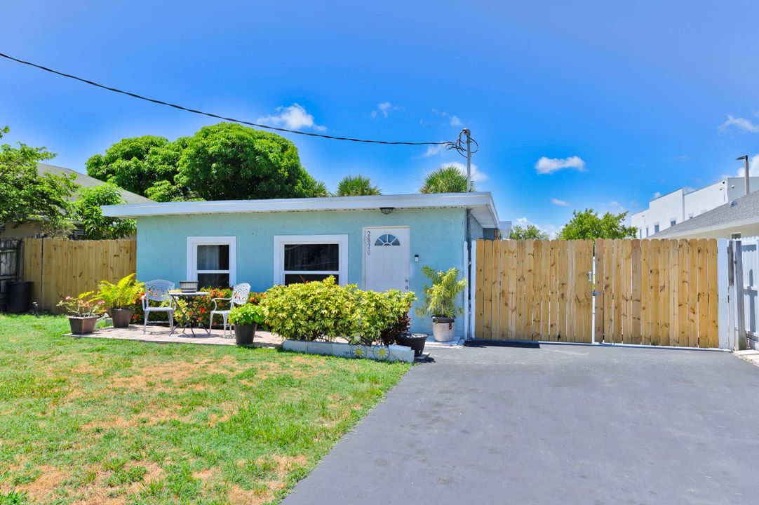 For Sale: $450,000 (3 beds, 2 baths, 1031 Square Feet)