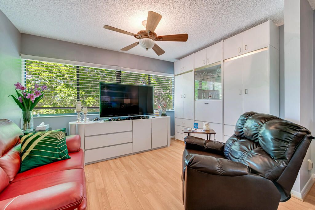 For Sale: $142,000 (2 beds, 2 baths, 1020 Square Feet)