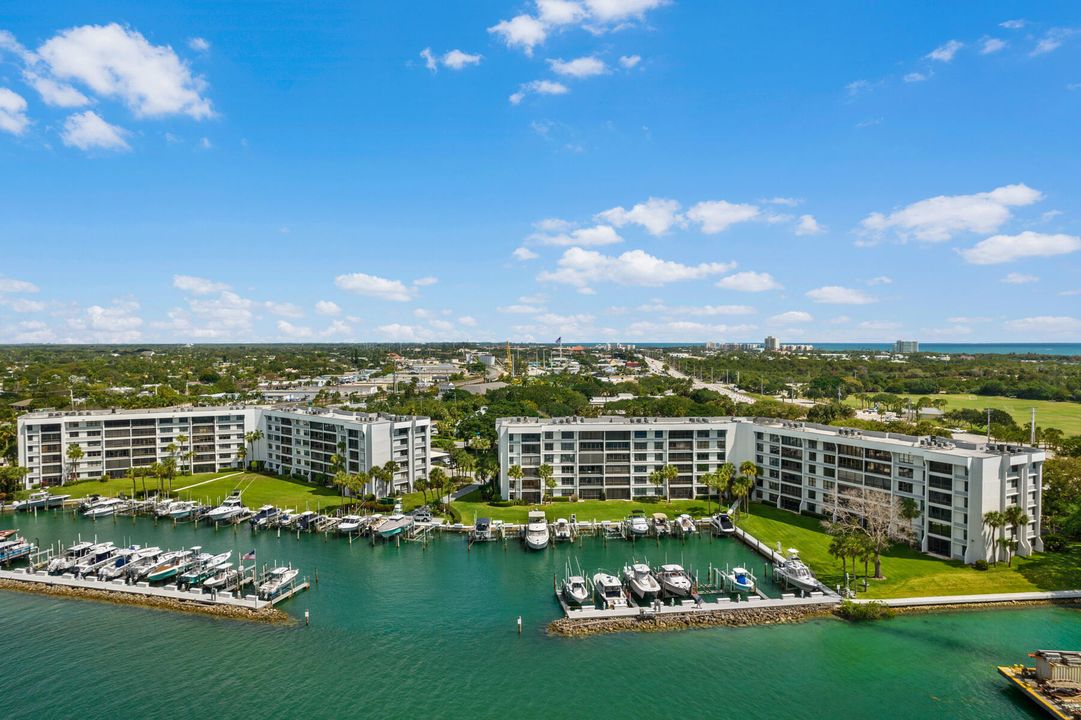 For Sale: $995,000 (2 beds, 2 baths, 1300 Square Feet)