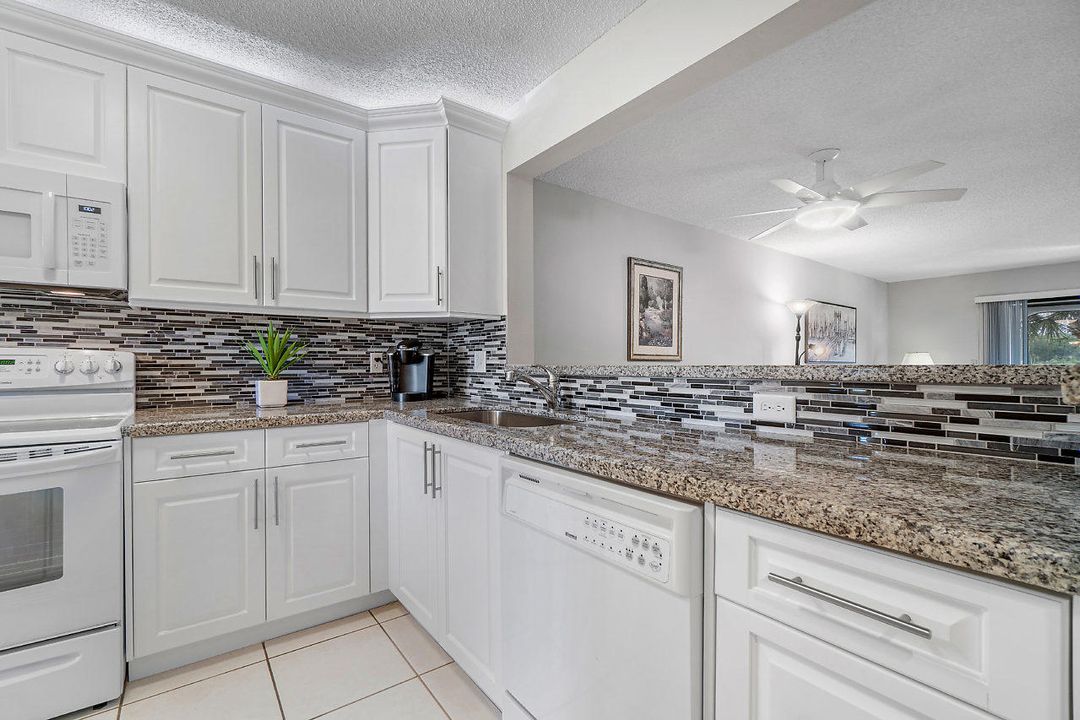 For Sale: $259,900 (2 beds, 2 baths, 1260 Square Feet)