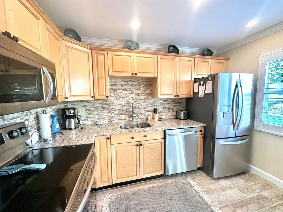 Active With Contract: $2,700 (1 beds, 1 baths, 950 Square Feet)