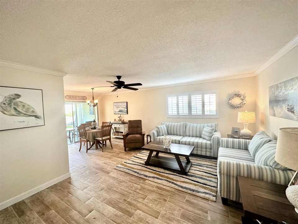 Active With Contract: $2,700 (1 beds, 1 baths, 950 Square Feet)
