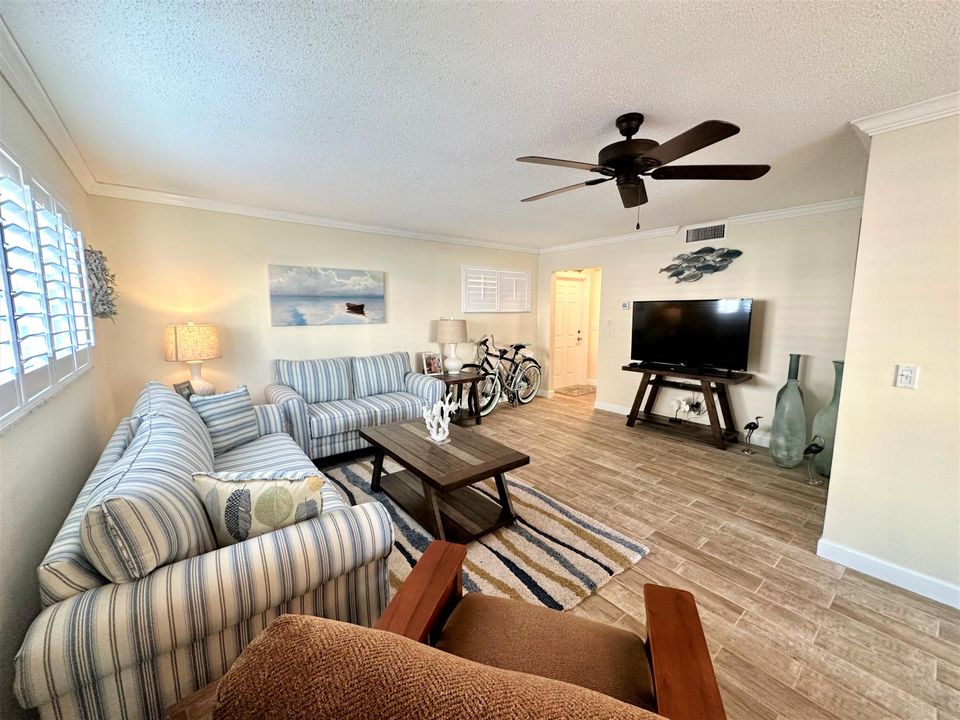 Active With Contract: $2,700 (1 beds, 1 baths, 950 Square Feet)