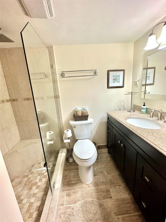 Active With Contract: $2,700 (1 beds, 1 baths, 950 Square Feet)