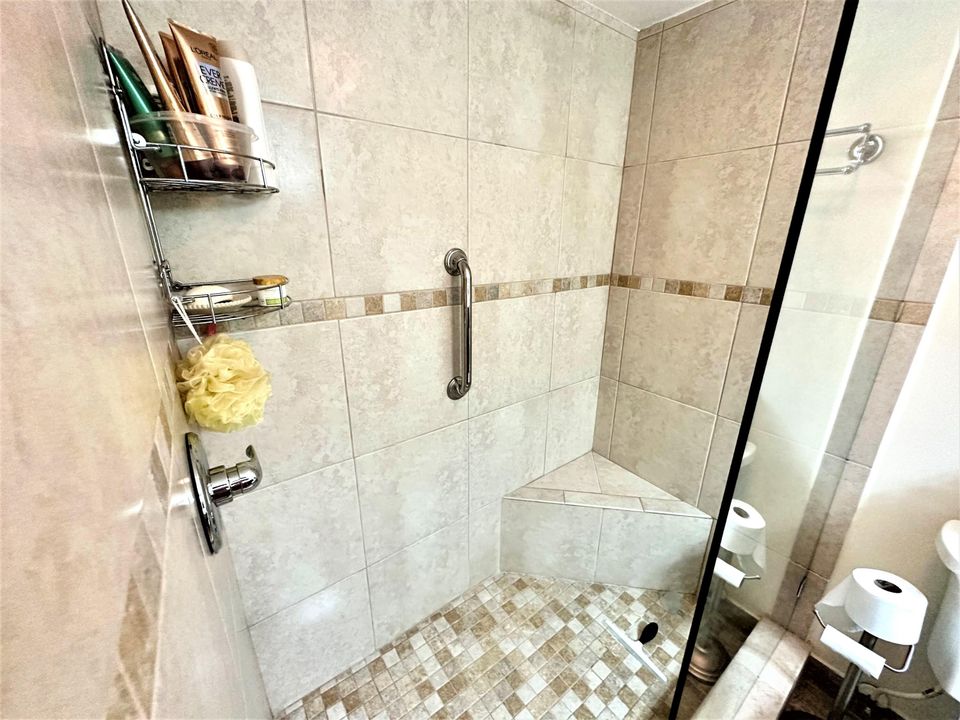 Active With Contract: $2,700 (1 beds, 1 baths, 950 Square Feet)