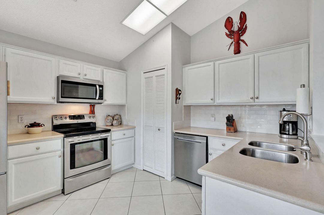 For Sale: $409,000 (3 beds, 2 baths, 1221 Square Feet)