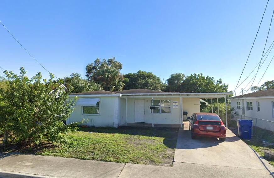 Active With Contract: $2,400 (3 beds, 1 baths, 1033 Square Feet)