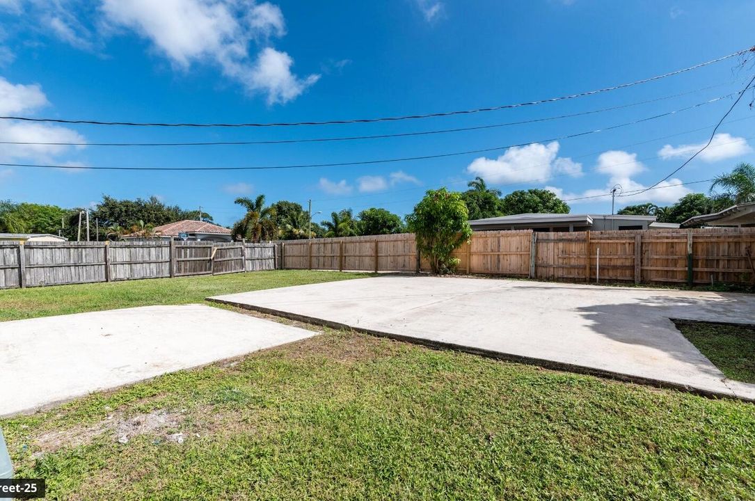 Active With Contract: $350,000 (3 beds, 2 baths, 902 Square Feet)