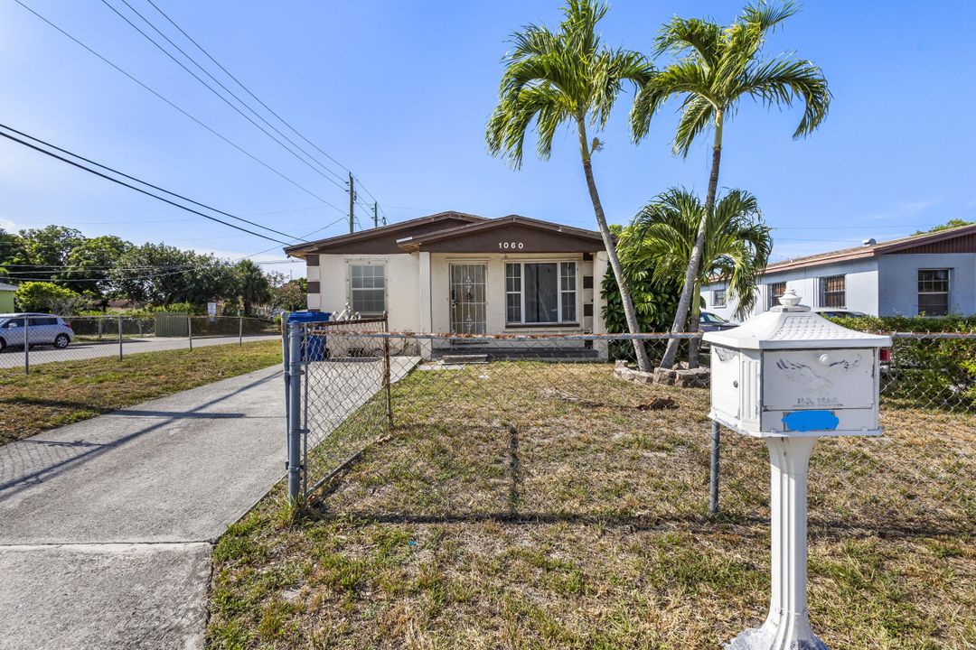 For Sale: $232,500 (3 beds, 1 baths, 968 Square Feet)