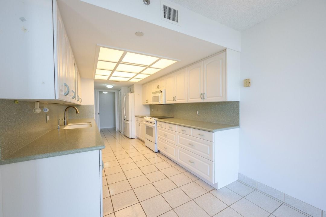 For Rent: $5,300 (2 beds, 2 baths, 1697 Square Feet)