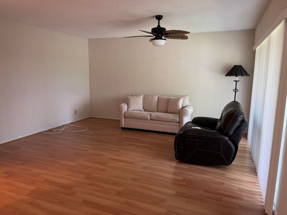 Active With Contract: $111,900 (1 beds, 1 baths, 810 Square Feet)