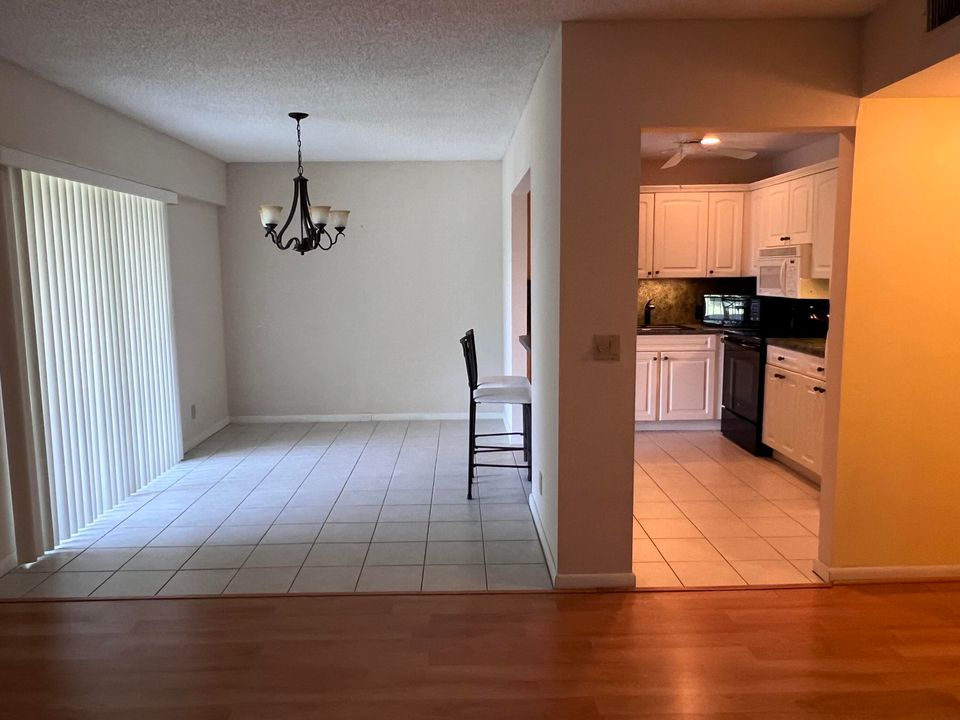 Active With Contract: $111,900 (1 beds, 1 baths, 810 Square Feet)