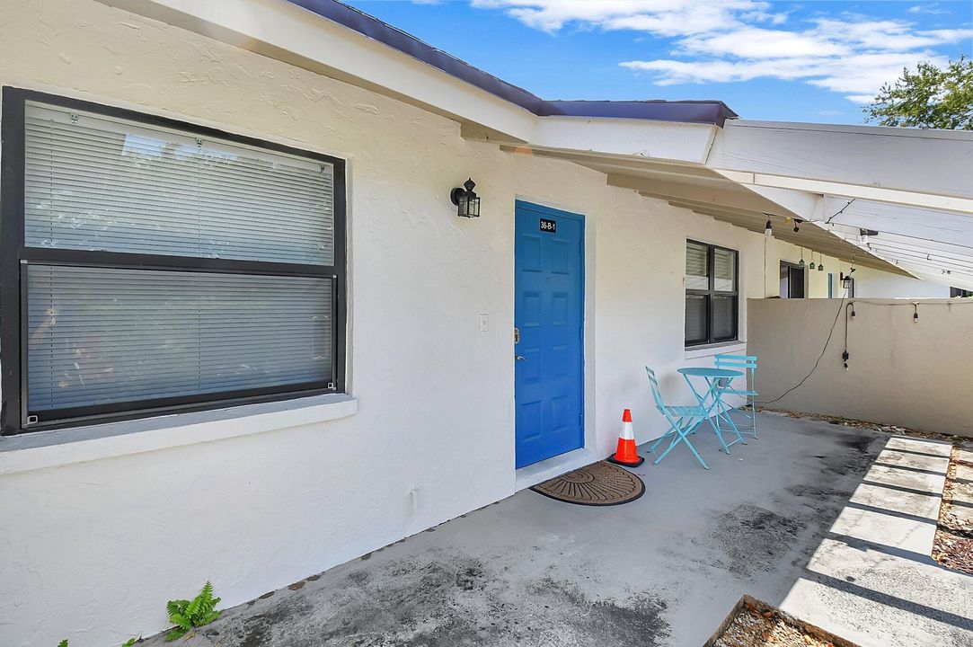 For Sale: $300,000 (2 beds, 2 baths, 1120 Square Feet)