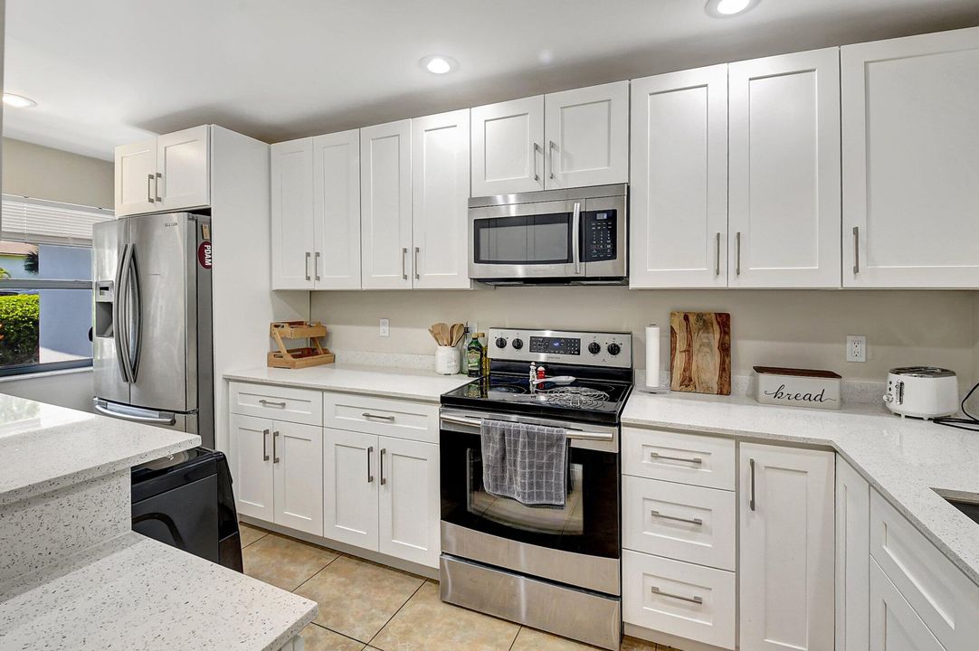 For Sale: $300,000 (2 beds, 2 baths, 1120 Square Feet)