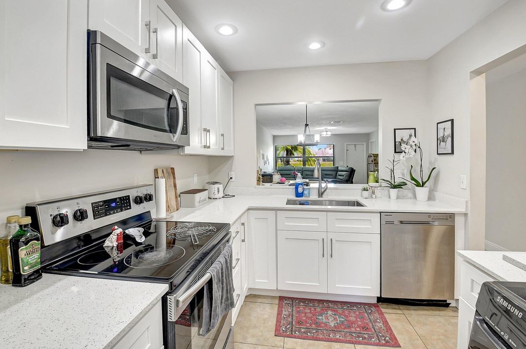 For Sale: $300,000 (2 beds, 2 baths, 1120 Square Feet)