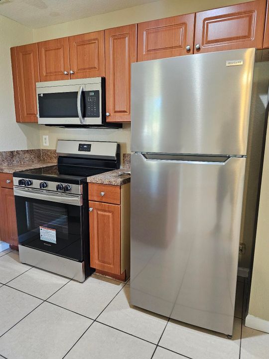 For Sale: $195,000 (2 beds, 2 baths, 855 Square Feet)