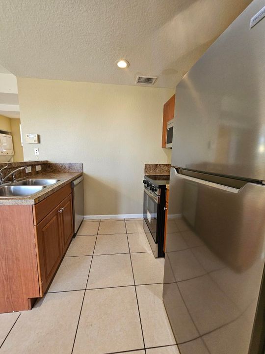 For Sale: $195,000 (2 beds, 2 baths, 855 Square Feet)