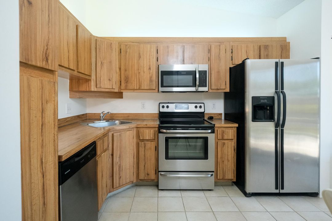 For Sale: $239,999 (2 beds, 2 baths, 1370 Square Feet)