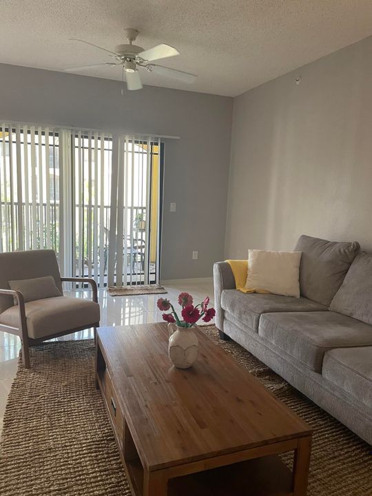 Active With Contract: $2,000 (1 beds, 1 baths, 878 Square Feet)