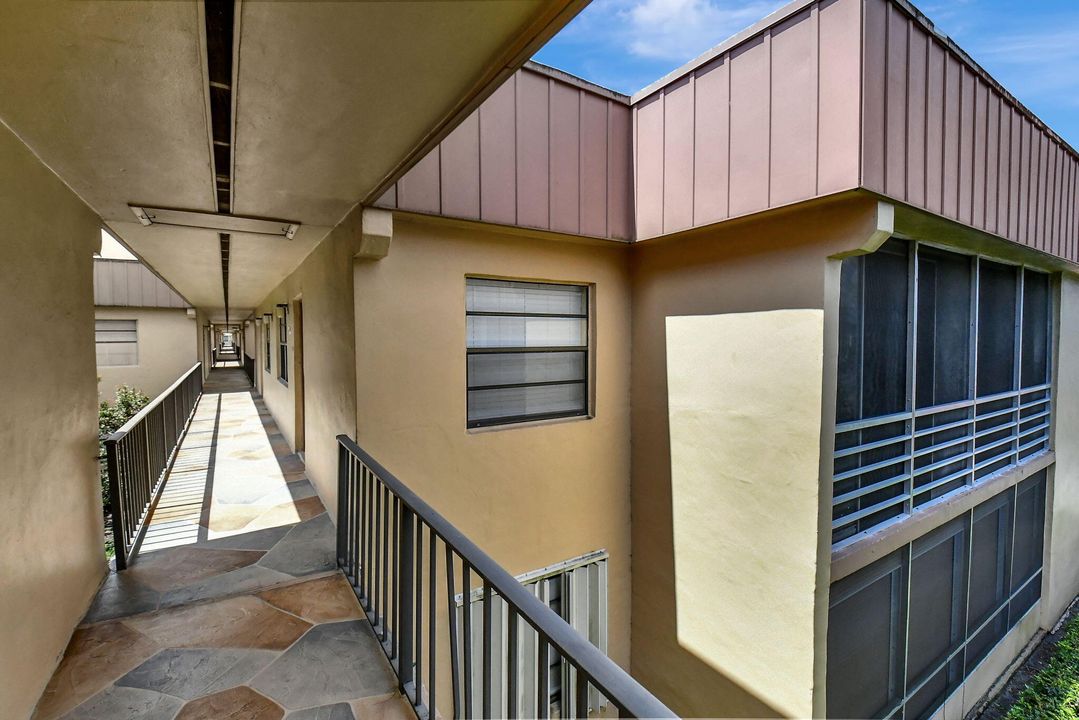 Active With Contract: $1,900 (2 beds, 2 baths, 910 Square Feet)