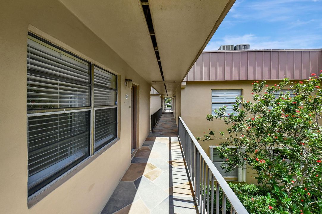 Active With Contract: $1,900 (2 beds, 2 baths, 910 Square Feet)