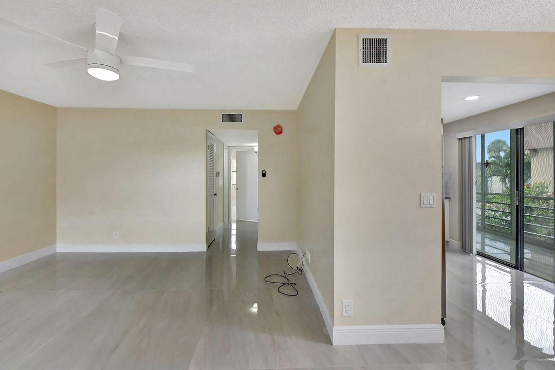 Active With Contract: $1,900 (2 beds, 2 baths, 910 Square Feet)