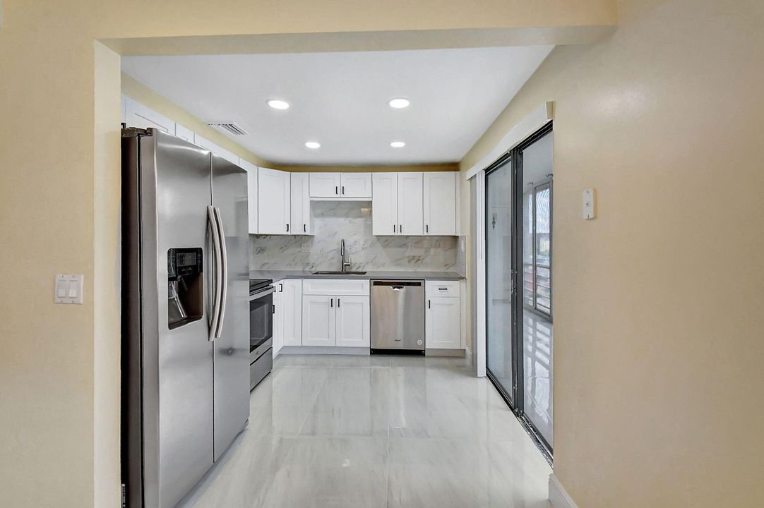 Active With Contract: $1,900 (2 beds, 2 baths, 910 Square Feet)