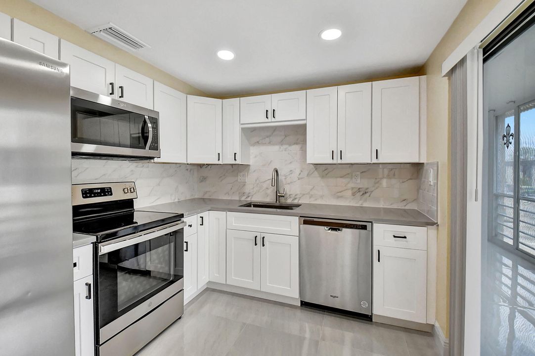 Active With Contract: $1,900 (2 beds, 2 baths, 910 Square Feet)