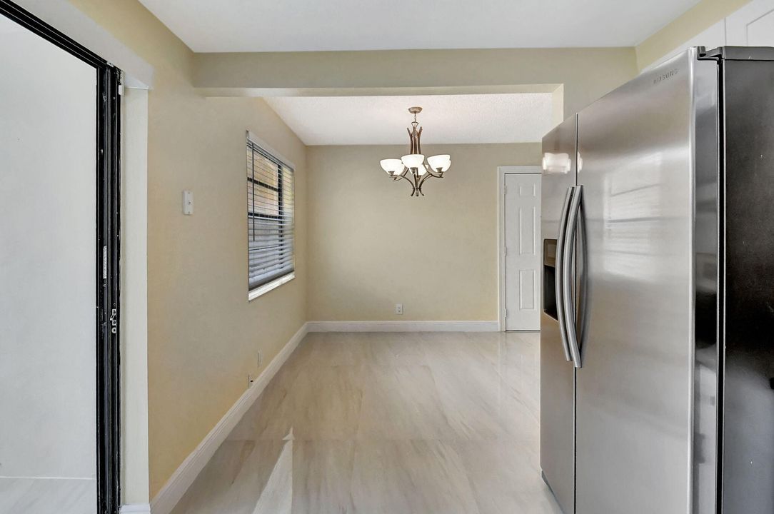 Active With Contract: $1,900 (2 beds, 2 baths, 910 Square Feet)