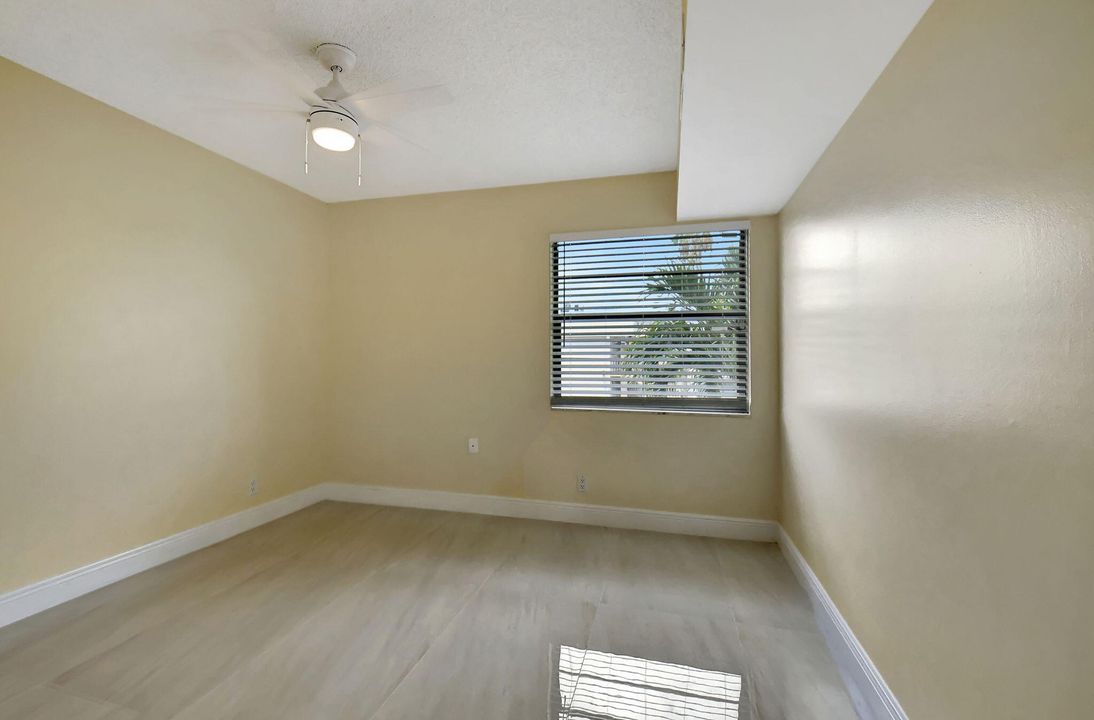 Active With Contract: $1,900 (2 beds, 2 baths, 910 Square Feet)