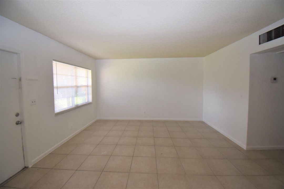 For Sale: $200,000 (2 beds, 2 baths, 707 Square Feet)