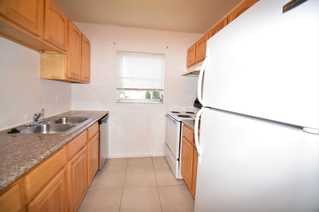 For Sale: $200,000 (2 beds, 2 baths, 707 Square Feet)