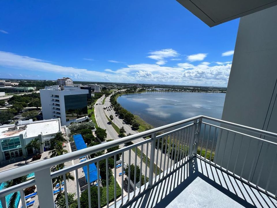 Active With Contract: $2,300 (1 beds, 1 baths, 757 Square Feet)