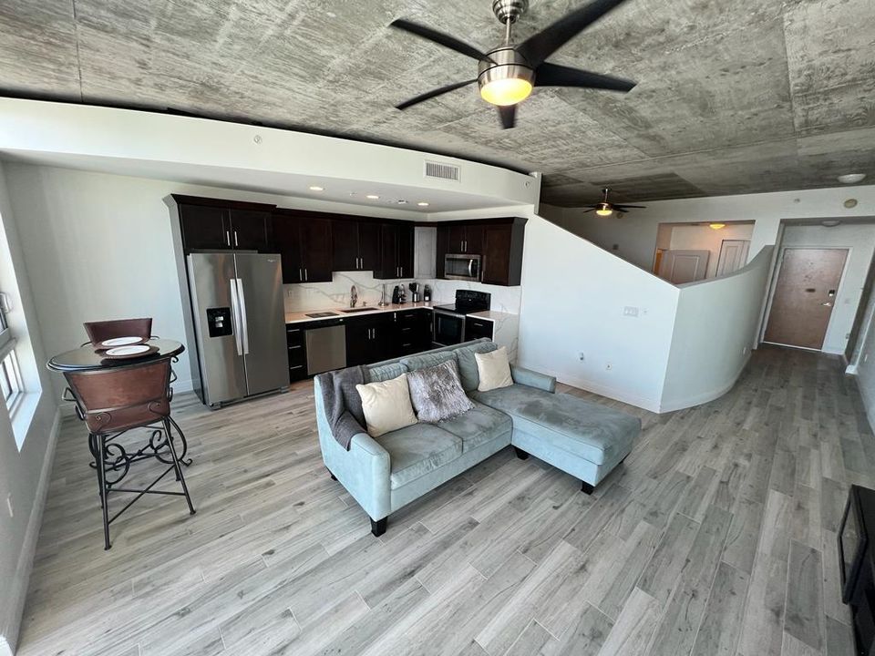 Active With Contract: $2,300 (1 beds, 1 baths, 757 Square Feet)
