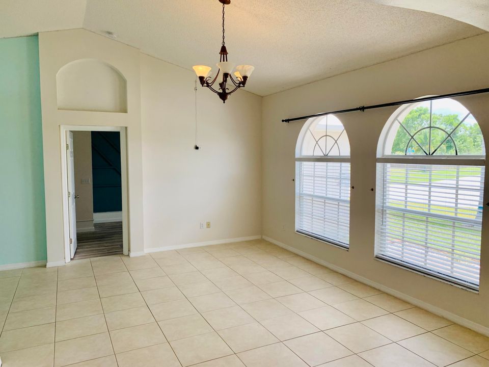 Active With Contract: $2,900 (3 beds, 2 baths, 1760 Square Feet)