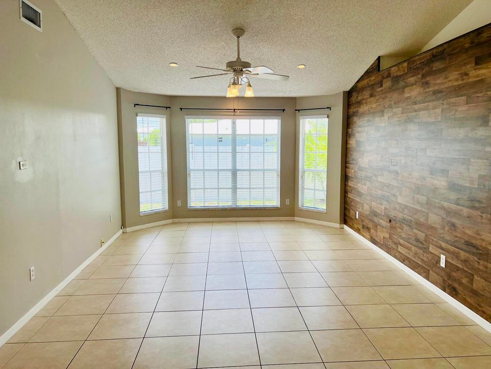 Active With Contract: $2,900 (3 beds, 2 baths, 1760 Square Feet)