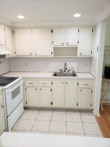 For Rent: $1,400 (1 beds, 1 baths, 726 Square Feet)