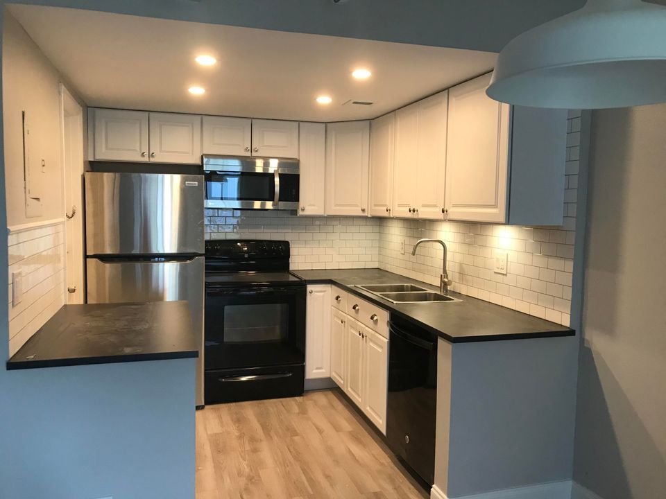 Active With Contract: $2,075 (2 beds, 2 baths, 847 Square Feet)